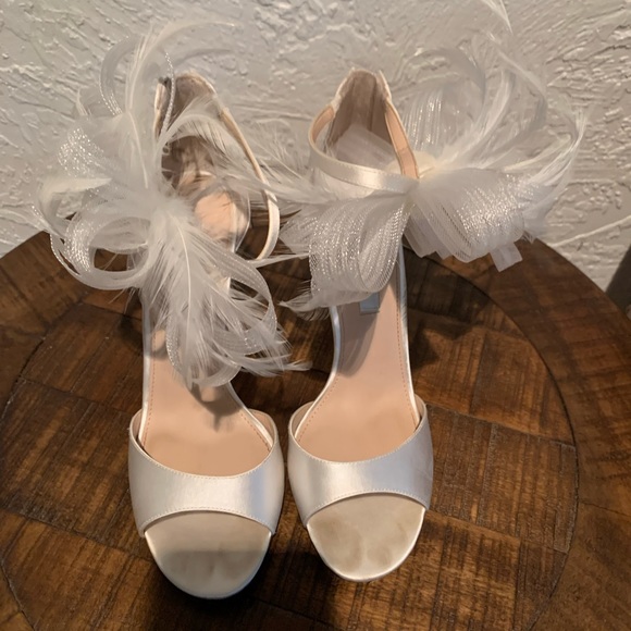 Nina white heels. Like new condition - Picture 3 of 9